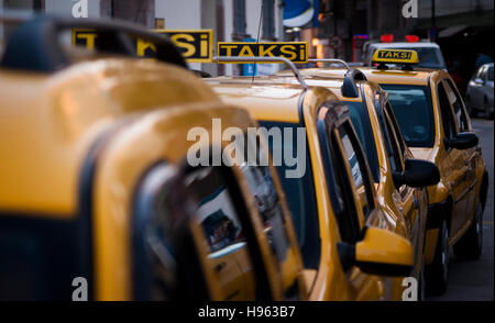 Les taxis, parking sur Taksi est un mot Turc, photo prise à partir de la Turquie Izmir. Banque D'Images