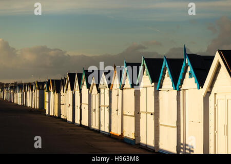 La fin de l'automne d'après-midi à Thorpe Bay en direction de Southend-on-Sea avec cabines de plage Banque D'Images