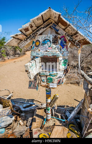 L'Équateur, Îles Galápagos, l'île Santa Maria (Floreana), mail baril à Post Office Bay Banque D'Images