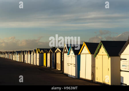 La fin de l'automne d'après-midi à Thorpe Bay en direction de Southend-on-Sea avec cabines de plage Banque D'Images