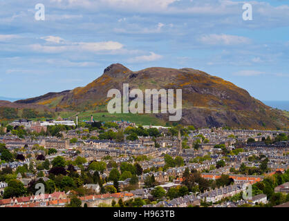 Royaume-uni, Ecosse, Edimbourg, vue depuis le Blackford Hill vers l'Holyrood Park. Banque D'Images