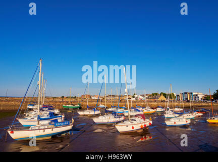 Royaume-uni, Ecosse, Edimbourg, Musselburgh, vue sur le port de Fisherrow à marée basse. Banque D'Images