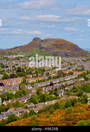 Royaume-uni, Ecosse, Edimbourg, vue depuis le Blackford Hill vers l'Holyrood Park. Banque D'Images