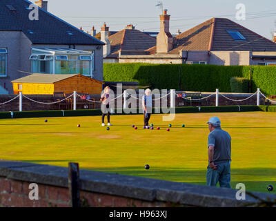 Royaume-uni, Ecosse, Edimbourg, gens jouer Lawn Bowls. Banque D'Images