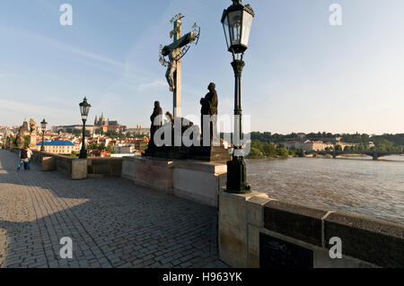 Le Crucifix et le Calvaire sculptaient des figures sur le pont Charles à Prague, en République tchèque Banque D'Images