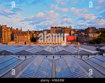 Royaume-uni, Ecosse, Edimbourg, vue sur la gare de Waverley en direction de la vieille ville. Banque D'Images