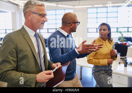 Les personnes à pied et talking in office Banque D'Images