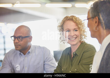 Businesswomen talking in office Banque D'Images