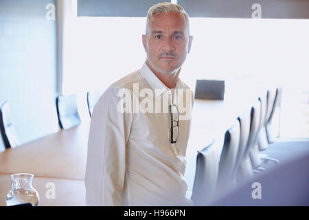 Portrait serious businessman in conference room Banque D'Images