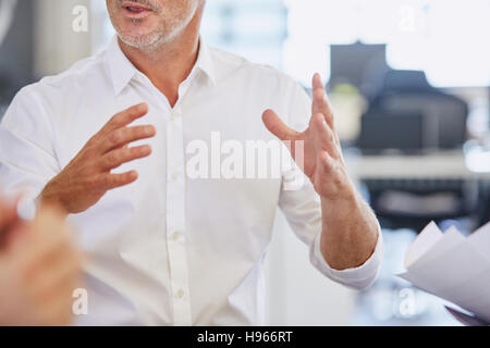 Businessman gesturing in meeting Banque D'Images