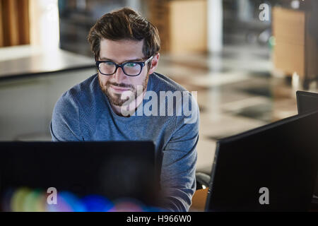 Businessman working at computer in office Banque D'Images