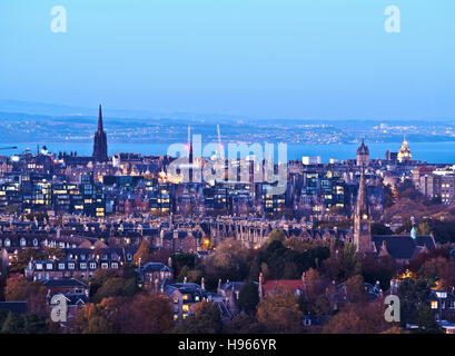 Royaume-uni, Ecosse, Edimbourg, Crépuscule sur la vieille ville de la Blackford Hill. Banque D'Images