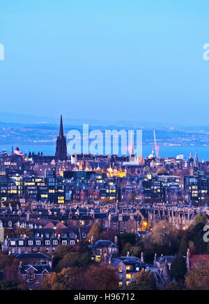 Royaume-uni, Ecosse, Edimbourg, Crépuscule sur la vieille ville de la Blackford Hill. Banque D'Images