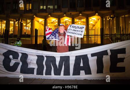 Un manifestant habillé en président élu américain Donald Trump prend part à une manifestation devant l'ambassade des États-Unis, à Londres, contre l'attitude de l'atout sur le changement climatique. Banque D'Images