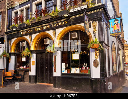 Royaume-uni, Ecosse, Edimbourg, le Royal Mile, vue du diacre Brodie's Tavern. Banque D'Images