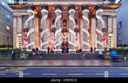 Royaume-uni, Ecosse, Lothian, Édimbourg, George Street, Crépuscule vue sur les décorations de Noël sur le dôme. Banque D'Images