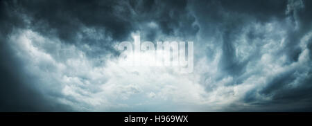 Fond de Ciel orageux dramatiques. Large bandeau web. Banque D'Images