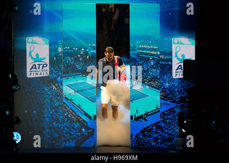 UK. 18 Nov, 2016. Marin Cilic (CRO) joue le troisième match du groupe John McEnroe en finale ATP en UK. Credit : Alberto Pezzali/Pacific Press/Alamy Live News Banque D'Images