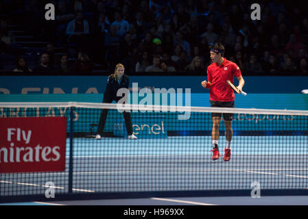 UK. 18 Nov, 2016. Kei Nishikori (JPN) joue le troisième match du groupe John McEnroe en finale ATP en UK. Credit : Alberto Pezzali/Pacific Press/Alamy Live News Banque D'Images