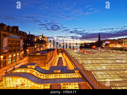 Royaume-uni, Ecosse, Lothian, Édimbourg, Crépuscule vue de la gare de Waverley, situé entre la vieille ville et la nouvelle ville. Banque D'Images