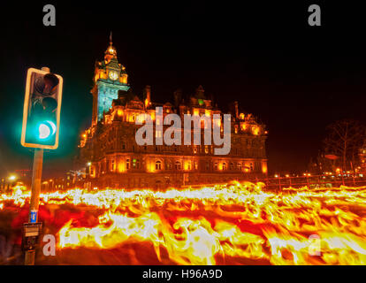 Royaume-uni, Ecosse, Edinburgh Hogmanay, Procession aux flambeaux sur la Princes Street. Banque D'Images