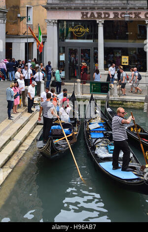 Gondola station au Grand Canal avec gondoliers de Venise en Italie. Banque D'Images