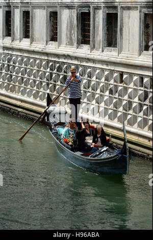 Avec les touristes et Gondolier gondole sur un canal à Venise. Banque D'Images