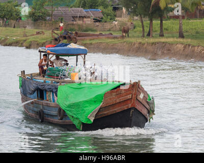 Bateau sur un canal à Sittwe, capitale de l'État de Rakhine, au Myanmar. En raison de l'absence de réseau routier et ferroviaire, beaucoup Banque D'Images