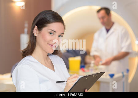 Couple de médecins effectuant une analyse médicale à un patient Banque D'Images