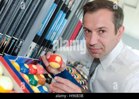 Homme sérieux prépare des balles pour commencer de billard jeu Banque D'Images