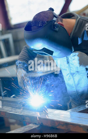 Soudeur travaillant dans la fabrication de l'usine de production Banque D'Images