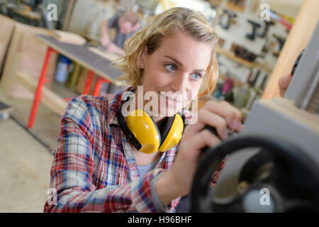 Femme travaillant dans une usine Banque D'Images