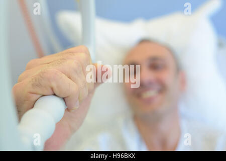 Male patient smiling, tube d'aspiration Banque D'Images