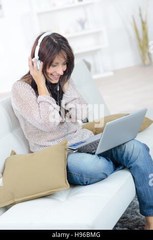 Young woman enjoying music at home Banque D'Images