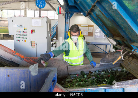 Sofia, Bulgarie - 26 mai 2016 : déchets de verre bouteilles en verre de recyclage est travailleur dans une usine de recyclage. L'emballage en verre bouteille différents déchets. W verre Banque D'Images