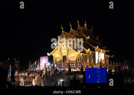 Chiang Mai, Thaïlande - 2 novembre 2016 : Thai pleureuses tenir des bougies et prier pour le Roi Bhumibol Adulyadej à Royal Park Rajapruek, Chiang Mai, Banque D'Images