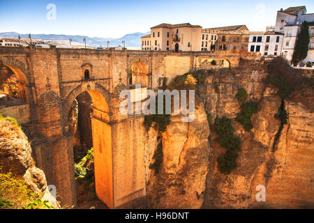 Puente Nuevo ou Nouveau pont monument historique et la gorge el Tajo de Ronda, village blanc en s'appuyant sur les rochers. L'Andalousie, espagne. Banque D'Images