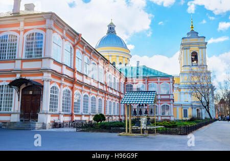 Le dôme et les clochers de la cathédrale Holy Trinity du Monastère Alexandre Nevsky à Saint-Pétersbourg, en Russie. Banque D'Images