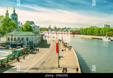 La vue sur Raushskaya quay décorée de drapeaux rouges en l'honneur de la fête de la Victoire Banque D'Images