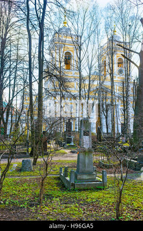 La vue sur la cathédrale Holy Trinity dans le cimetière, le jardin du Monastère Alexandre Nevsky, Saint Petersburg, Russie. Banque D'Images