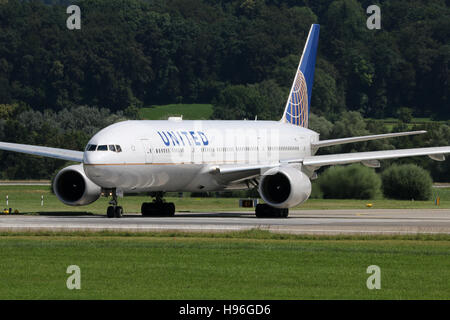 Zurich, Suisse - le 29 juillet 2016 : United, Boeing 777 à l'aéroport de Zurich Banque D'Images