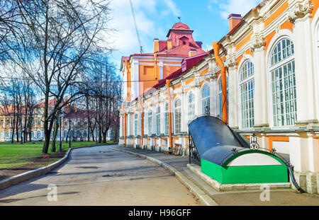 La région métropolitaine de complexes du Monastère Alexandre Nevsky situé à côté du jardin, Saint Petersburg, Russie. Banque D'Images