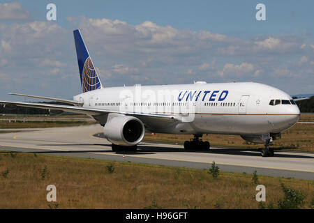 Francfort, Allemagne - le 18 juillet 2016 : United, Boeing 777 à l'aéroport de Francfort Banque D'Images