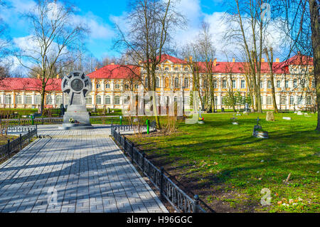 Le cimetière dans la cour de St Alexander Nevsky Lavra avec les bâtiments du monastère sur l'arrière-plan Banque D'Images