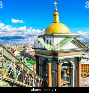 Les touristes sur l'escalier couvert montée vers le toit de la Cathédrale St Isaac, donnant sur de beaux clochers Banque D'Images