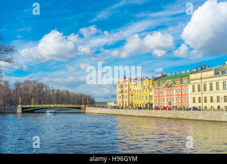 Le quai de la Rivière Fontanka avec Panteleimonovsky pont sur l'arrière-plan, St Petersbourg, Russie. Banque D'Images