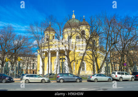 La façade de la cathédrale de la Transfiguration avec portique massif, colonnes hautes et quatre clochers, situé dans le même nommé square à Saint-Pétersbourg Banque D'Images