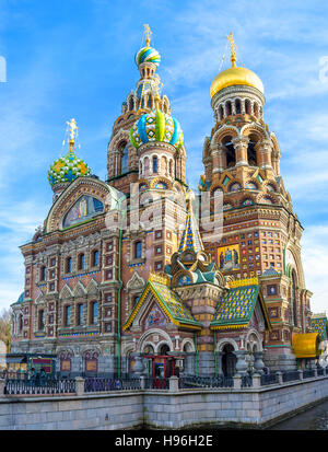 Le nationalisme romantique médiévale de l'Église du Sauveur sur le Sang Versé est très inhabituel pour ensemble baroques et néoclassiques de St Petersburg Banque D'Images