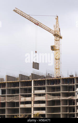 Crane posée sur coffrage construction de bâtiment résidentiel à plusieurs étages Banque D'Images