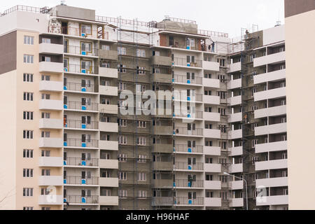 L'Anapa, Russie - 16 novembre 2016 : l'étape finale de la construction de nouveaux bâtiments, l'exécution de travaux de façade de finition Banque D'Images